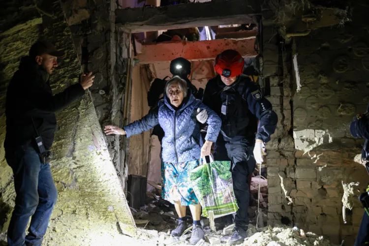 Russia hits Ukraine power grid as US supplies run late